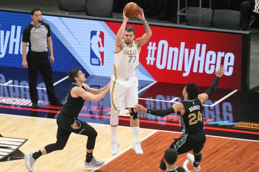  东契奇绝杀助独行侠抢七  